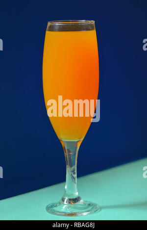 In casa arancione rinfrescanti cocktail Mimosa Foto Stock