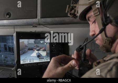 Il personale Sgt. Cameron Duncan, 379 Expeditionary ingegnere civile Squadron l'eliminazione degli ordigni esplosivi (EOD) membro del team, regola la sua marcia dopo il consolidamento di materiale esplosivo trovato in un veicolo a carico improvvisato dispositivo esplosivo (VBIED) durante una risposta VBIED esercizio dic. 18, 2018 at Al Udeid Air Base, in Qatar. I partecipanti alla formazione utilizzato un F6una piattaforma robotica, la bomba suit e altri strumenti specifici per distruggere un VBIED durante l'esercizio. Foto Stock