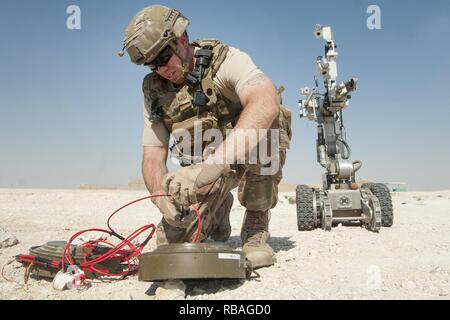 Tech. Sgt. Michael caso, 379 Expeditionary ingegnere civile Squadron l'eliminazione degli ordigni esplosivi (EOD) team leader, diffonde la simulazione di ordigni inesplosi trovati in una simulazione di veicolo carico improvvisato dispositivo esplosivo (VBIED), durante una risposta VBIED esercizio dic. 18, 2018 at Al Udeid Air Base, in Qatar. I partecipanti alla formazione utilizzato un F6una piattaforma robotica, la bomba suit e altri strumenti specifici per distruggere un VBIED durante l'esercizio. Foto Stock