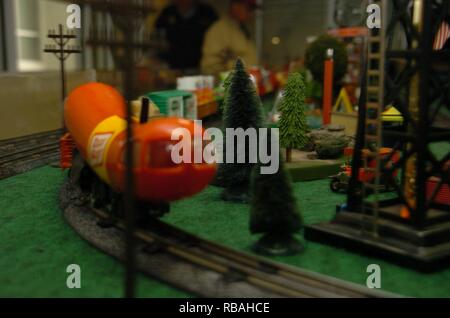 Un massiccio modello di treno presentano dotate di manometro S treni, è stato sul display all'interno dell'edificio si trova a 150 West Main Street in Downtown Norfolk; attraversata la strada dall'Hampton Roads Museo Navale. La libera presentano era operativa durante la stagione delle vacanze e attirò schiere di visitatori. Esso featured S Gauge Model Trains in una varietà di configurazioni, anche su piccola scala delle repliche di trasporto militare treni e diorami; la mostra è stata posta dall'organizzazione non-profit Costa Atlantica gaugers s. La costa atlantica S Gaugers è non a scopo di lucro modello di treno club concentrandosi sulla American Flyer S manometro Foto Stock