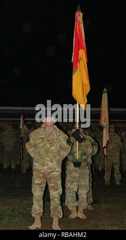 Stati Uniti Esercito Col. Wilson "Trey" R. Rutherford IV, comandante della 1° Brigata corazzate contro la squadra, 1° Divisione di cavalleria conduce i suoi soldati in formazione presso il Camp Aquisgrana in Germania, 20 dicembre 2018. Soldati dal 1° ABCT, 1° CD hanno partecipato al camp Aachen annuale di illuminazione ad albero come parte dell'uso di vacanza per gli eroi programma. Foto Stock