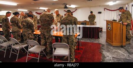 Il cappellano dell'esercito Capt. Ryan Luchan, con il 495th combattere il supporto Supporto Brigata dal Montana Guardia nazionale, dà l'innovazione al 101st sostegno deciso supporto brigata preghiera cena a Bagram Airfield, Afghanistan. Foto Stock