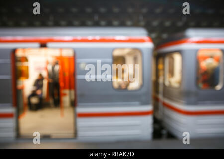 Treno della metropolitana in attesa di partenza alla stazione, immagine sfocata. Trasporto, moderna vita urbana, future concept. Foto Stock