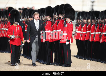 Re Willem-Alexander dei Paesi Bassi, ispeziona la Guardia d'onore formato del primo battaglione Coldstream protezioni su la sfilata delle Guardie a Cavallo durante il suo Foto Stock