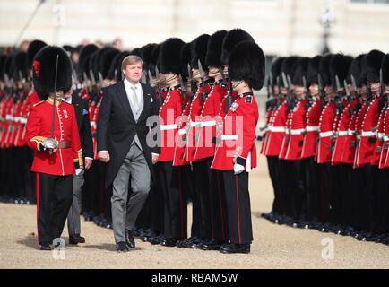 Re Willem-Alexander dei Paesi Bassi, ispeziona la Guardia d'onore formato del primo battaglione Coldstream protezioni su la sfilata delle Guardie a Cavallo durante il suo Foto Stock