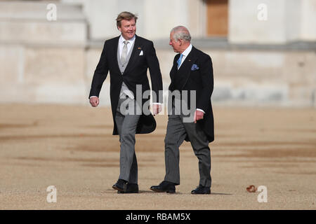 Re Willem-Alexander dei Paesi Bassi, accompagnato da Sua Altezza Reale il Principe di Galles, ispeziona la Guardia d'onore formato del primo Battal Foto Stock