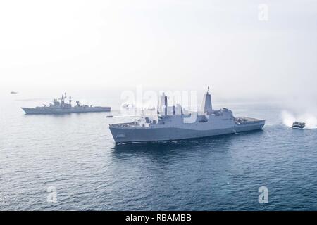 Oceano Indiano (dec. n. 26, 2018) San Antonio-classe di trasporto anfibio dock nave USS ancoraggio (LPD23), medio, transita il golfo del Bengala con la Marina militare indiana cacciatorpediniere INS Rajput (D 51) durante la conduzione di una cooperativa di implementazione con la Marina militare indiana. Ancoraggio è distribuito come parte dell'Essex anfibio gruppo pronto (ARG) e xiii Marine Expeditionary Unit (MEU). L'Essex ARG/ XIII MEU è un capace e letale Navy-Marine Corps team distribuiti per la 7a flotta area di operazioni a sostegno della stabilità regionale, rassicurare partner ed alleati e mantenere una presenza postured per rispondere a qualsiasi crisi ran Foto Stock