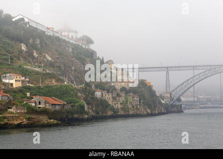Vecchio Vila Nova de Gaia collina accanto al fiume Douro e rivolta verso la città gemella, Porto, dove si trovano una parte delle strutture e delle cantine di Porto Foto Stock