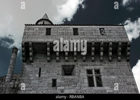 Outdoor dettagli architettonici dei duchi di Braganza palace, del XV secolo, Guimaraes, Portogallo. Utilizzate il filtro a raggi infrarossi. Foto Stock