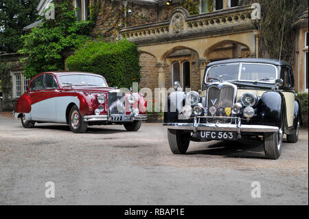 1953 Riley RMA e 1958 Jaguar Mk7 britannico berline di lusso degli anni cinquanta Foto Stock