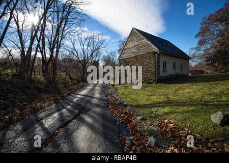 Stati Uniti - Dicembre 3, 2018: il ponte sulla pelle Panther Creek sulla strada Greengarden in Western Loudoun County. (Foto di Douglas Graham/WLP) Foto Stock