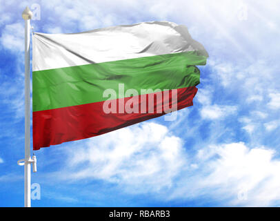 Bandiera nazionale della Bulgaria su un pennone di fronte blu cielo. Foto Stock