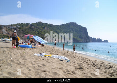 Alanya Turchia ottobre 11, 2018: Cleopatra beach in Alanya, giornata soleggiata in Turchia, passeggiate turistiche, relax sulla spiaggia e nuotare nel mare Foto Stock