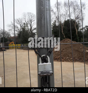 cancello bloccato con catena con lucchetto Foto Stock