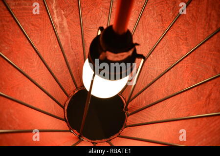 Lampada rossa con la luce. Contrasto elevato. Foto Stock