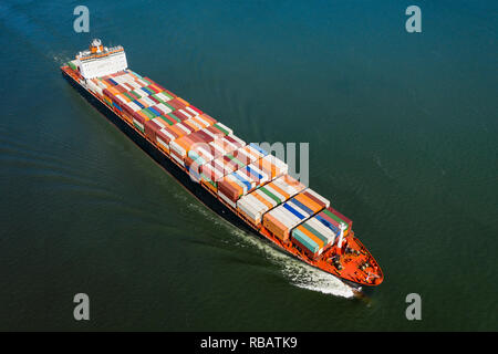 Vista aerea di una nave portacontainer andando a monte del fiume San Lorenzo vicino al porto di Montreal in Canada Foto Stock