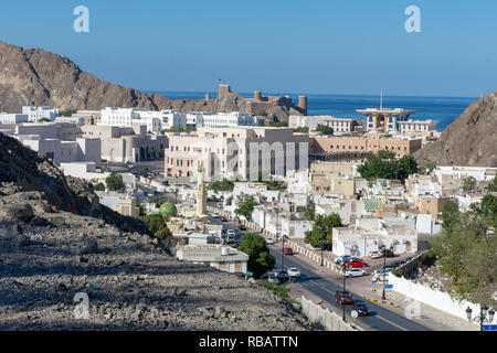 Città Vecchia in Muscat Oman da una montagna su un bel cielo azzurro giorno nel Medio Oriente. Foto Stock