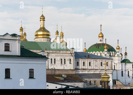 Kiev, Ucraina - Novembre 2018: vista su dorate cupole della chiesa di Kyiv Pechersk Lavra monastero. Foto Stock