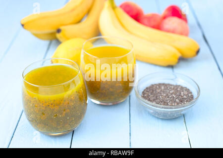 Curcuma chia drink di sementi Foto Stock