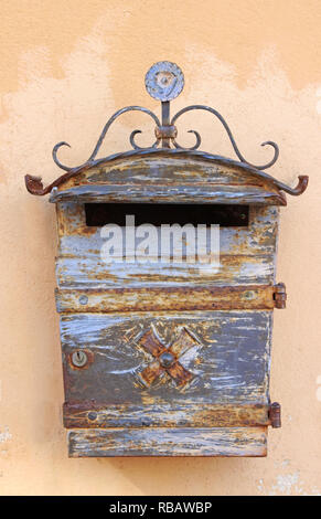 Vecchio weathered mailbox su un muro di casa Foto Stock