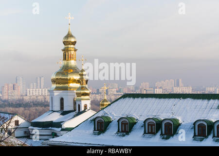 Kiev, Ucraina - Novembre 2018: vista su dorate cupole della chiesa di Kyiv Pechersk Lavra monastero. Foto Stock