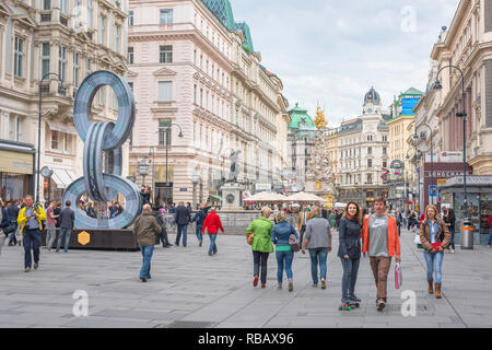 Graben Vienna, vista sul Graben, una grande e storica strada che collega Stephanplatz con l'esclusiva area di Kohlmarkt nel centro di Vienna Foto Stock