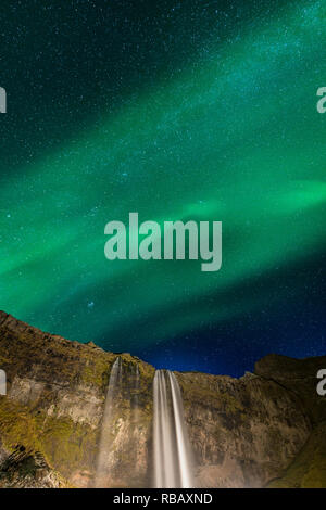 Cascata Seljalandsfoss e Aurora Boreale, Islanda Foto Stock