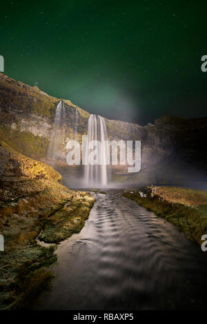 Cascata Seljalandsfoss e Aurora Boreale, Islanda Foto Stock