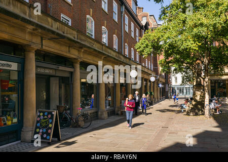 La gente a piedi negozi passato sulla zona pedonale Sussex Street in un assolato pomeriggio estivo, Cambridge, Regno Unito Foto Stock