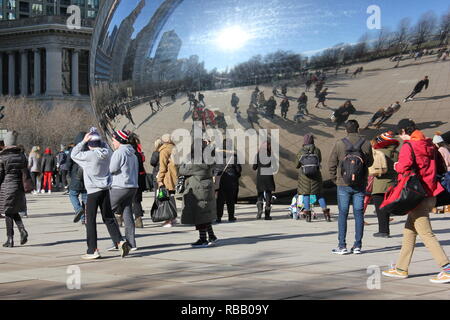 Standard e autentico paesaggio urbano del riflettente arte pubblica Cloud Gate, aka il fagiolo, da Sir Anish Kapoor, nel centro parco millenario, Chicago, Illinois, Stati Uniti d'America. Foto Stock