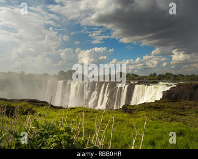 Victoria Falls è una cascata in Sud Africa sul fiume Zambesi al confine dello Zambia e Zimbabwe. Foto Stock