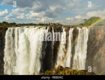 Rainbow su Victoria Falls sul fiume Zambesi. Victoria Falls è una cascata in Sud Africa sul fiume Zambesi al confine dello Zambia e Zimbab Foto Stock