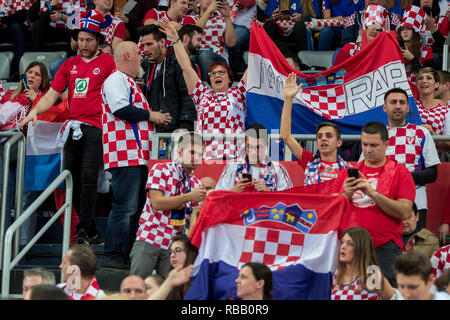 Zagabria, Croazia - 24 gennaio 2018: Campionati Europei negli uomini la pallamano, EHF EURO 2018 main round match Croazia vs. Francia 27:30. Ventole croato Foto Stock