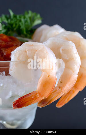 Strettamente gamberi tagliate sul bordo di un cocktail di gamberetti. Foto Stock