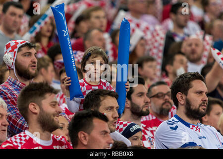 Zagabria, Croazia - 24 gennaio 2018: Campionati Europei negli uomini la pallamano, EHF EURO 2018 main round match Croazia vs. Francia 27:30. Ventole croato Foto Stock