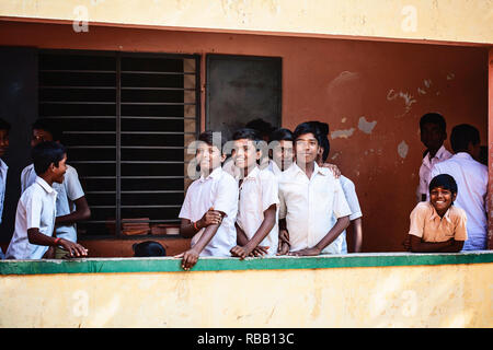 Arunachala, Tiruvannamalai, Tamil Nadu in India, 30 Gennaio 2018: studenti ragazzi nella scuola pubblica Foto Stock