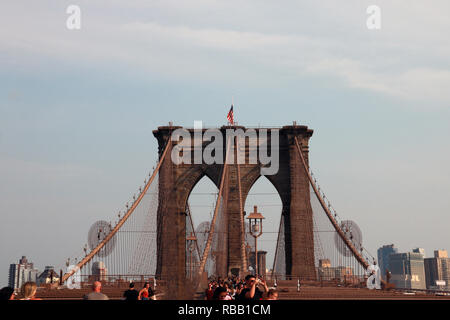 New York, Stati Uniti d'America - 2 Settembre 2018: Camminando sul ponte di Brooklyn con pedoni nel centro di Manhattan a New York City Foto Stock