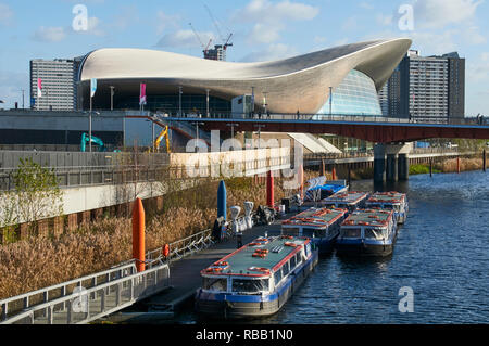 Il London Aquatics Centre a Stratford, a est di Londra, Regno Unito, con barche sul fiume acquedotto Foto Stock