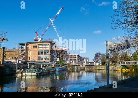 Old Ford Lock sul fiume Lea, vicino a Stratford, East London UK, con nuovi edifici in costruzione Foto Stock