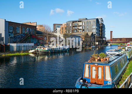 Magazzini e appartamenti lungo il fiume Lea vicino a Hackney Wick, East London, Regno Unito Foto Stock