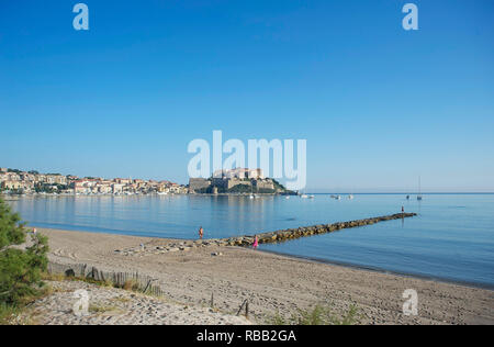 Vista dal treno della cittadella dalla spiaggia di Calvi, in Corsica Foto Stock