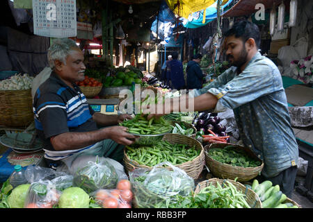 Kolkata, India. 08 gen 2019. Persone di acquistare verdure al mercato durante le 48 ore a lungo a livello nazionale sciopero generale chiamato dal commercio centrale europea per protestare contro l'anti persone della polizia del governo dell'Unione. Credito: Saikat Paolo/Pacific Press/Alamy Live News Foto Stock