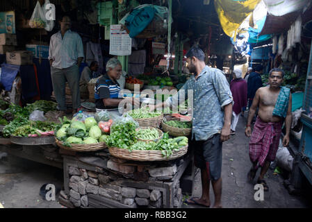 Kolkata, India. 08 gen 2019. Persone di acquistare verdure al mercato durante le 48 ore a lungo a livello nazionale sciopero generale chiamato dal commercio centrale europea per protestare contro l'anti persone della polizia del governo dell'Unione. Credito: Saikat Paolo/Pacific Press/Alamy Live News Foto Stock