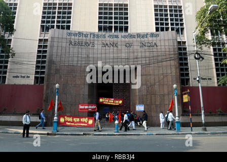 Kolkata, India. 08 gen 2019. Reserve Bank of India o RBI dipendenti si siede a scale di RBI ufficio regionale di partecipare alla 48 ore a lungo a livello nazionale sciopero generale indetto dalla centrale con i sindacati per protestare contro il popolo contro le politiche del governo dell'Unione. Credito: Saikat Paolo/Pacific Press/Alamy Live News Foto Stock