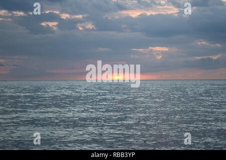 Tramonto sull'oceano Pacifico in Anaehoomalu Bay, Waikoloa Village, Hawaii, Stati Uniti d'America con il sole che riflette sull'acqua Foto Stock