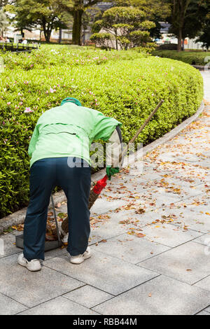 Uomo anziano in Giappone di foglie di compensazione Foto Stock