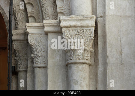 Dettaglio del medievale bianco-pietra scolpita datata del portale del XII secolo sulla facciata occidentale della chiesa di intercessione sul fiume Nerl in Bogolyubovo vicino a Vladimir, Russia. Foto Stock