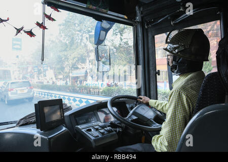 Kolkata, India. 08 gen 2019. Governo conducente di bus indossando il casco come una misura supplementare di protezione da eventuali attacchi indesiderati dai contestatori il giorno dello sciopero. Credito: Debarchan Chatterjee/Pacific Press/Alamy Live News Foto Stock