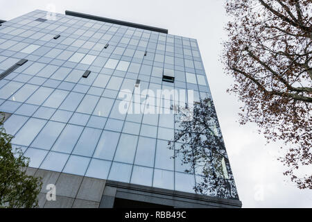 La parte inferiore e panoramica vista prospettica al grattacielo, business architecture - 21 dicembre 2018, Slovenia Bezigrad Foto Stock