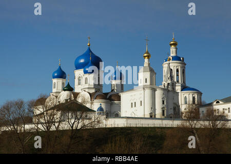 Monastero Bogolyubsky in Bogolyubovo vicino a Vladimir, Russia. La Cattedrale dedicata all'Bogolubskaya icona della Theotokos progettato dall architetto russo Konstantin Thon e costruita tra il 1855 e il 1866 (con enormi cupole blu) e la chiesa della Natività della Theotokos (con una singola cupola dorata) costruito su fondamenta medievali del bianco-palazzo in pietra del gran principe Andrey Bogolyubsky, il righello di Vladimir-Suzdalian Rus da 1157 a 1174, e il campanile sono visibili nell'immagine. Anche ortografato Bogolubovo e Bogolubsky monastero. Foto Stock